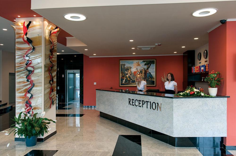 Tcc Grand Plaza Hotel Skopje Luaran gambar